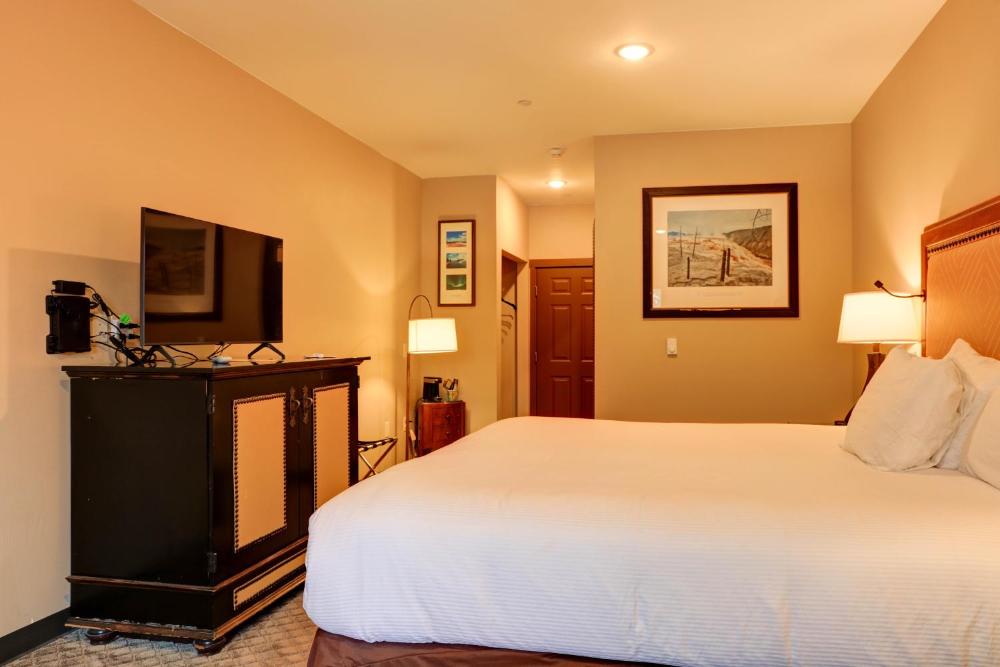 Deluxe King Room interior